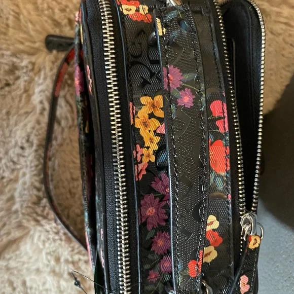 Guess Camera Bag - Picture 3 of 3